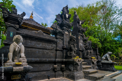 Plakat Statuy przy wejściem hinduist świątynia w Bali, Indonezja.