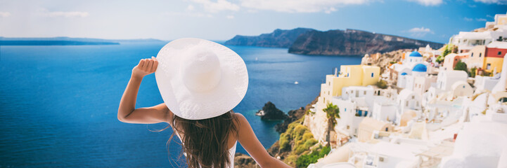 Fototapete - Luxury travel vacation woman in Santorini banner. Europe cruise ship destination holiday tourist looking at sea view with sun hat in Oia, Greece.