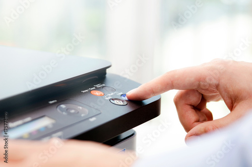 Cuadros en Lienzo Hand press button on panel of printer