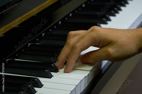 Zdjęcie XXL Bawić się pianino w studiu z zakończeniem up strzelał