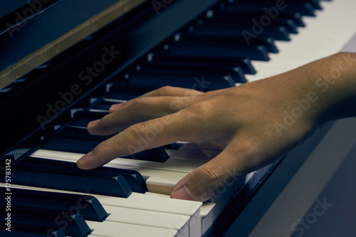 Plakat Bawić się pianino w studiu z zakończeniem up strzelał