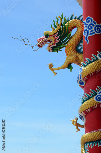 Plakat Chiński smok przed niebieskim niebem.