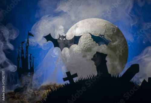 Plakat Halloween, nietoperze na tle pogrzebowych krzyży