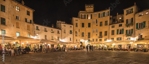 Fotografía Restaurant with people at night in Lucca, Italy