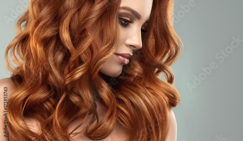 Plakat Piękna wzorcowa dziewczyna z długim czerwonym kędzierzawym włosy. Czerwona głowa. Pielęgnacja i uroda produktów do pielęgnacji włosów