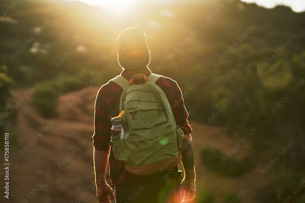 male millennial hiker trekking up trail in southern california during sunset - obrazy, fototapety, plakaty 