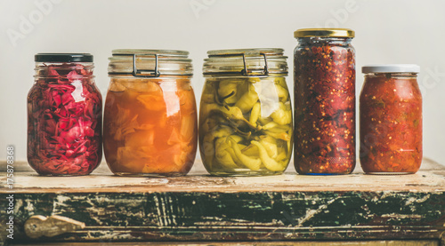 Doppelrollo mit Motiv - Autumn seasonal pickled or fermented vegetables in jars placed in row over vintage kitchen drawer, white wall background, copy space. Fall home food preserving or canning (von sonyakamoz)