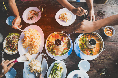 Zdjęcie XXL ludzie jedzą jedzenie ze szczęścia na wakacjach.