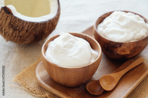 Plakat organiczny jogurt kokosowy w drewnianej misce, jogurt bez mleka, probiotyczne jedzenie