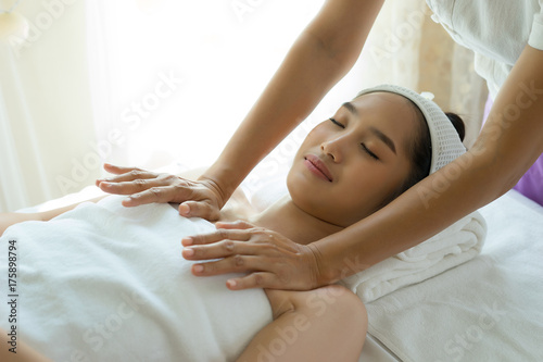 Plakat Młoda kobieta coraz masaż ciała w spa.