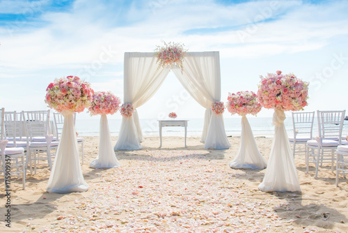 Fotomural Romantic wedding ceremony on the beach