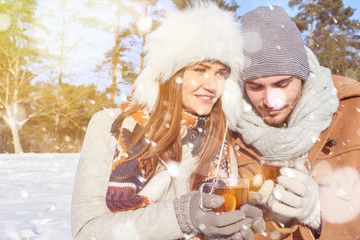 Wall Mural - Mann und Frau trinken Tee im Winter im Schnee