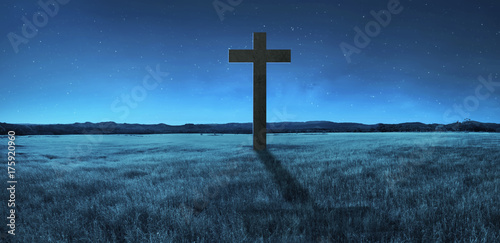Zdjęcie XXL Chrześcijanina krzyż w środku łąki