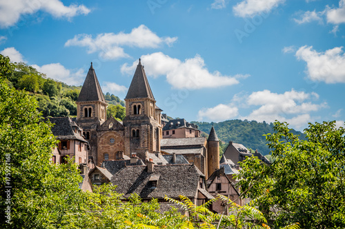 Cuadros en Lienzo Vue sur le village de Conques en Rouergue