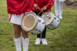 © Frozen Action - Mädchen mit Uniformen in  rot  und weiß, Musikergruppe mit Trommeln