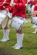 © Frozen Action - Mädchen mit Uniformen in rot und weiß, Musikergruppe mit Trommeln