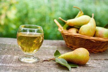 Wall Mural - Pear juice and fresh pears on table