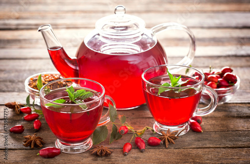 Zdjęcie XXL Gorąca i zdrowa herbata dzikiej róży