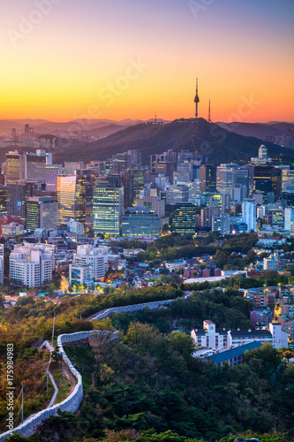 Plakat Seul. Pejzaż miejski wizerunek Seul śródmieście podczas lato wschodu słońca.
