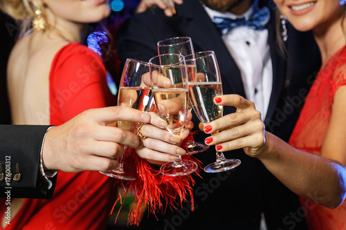Fotomural Hands with a full glasses of sparkling wine