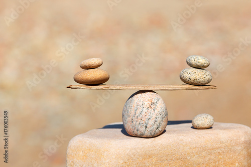 Plakat Pojęcie harmonii i równowagi. Balansuj kamienie z morzem.