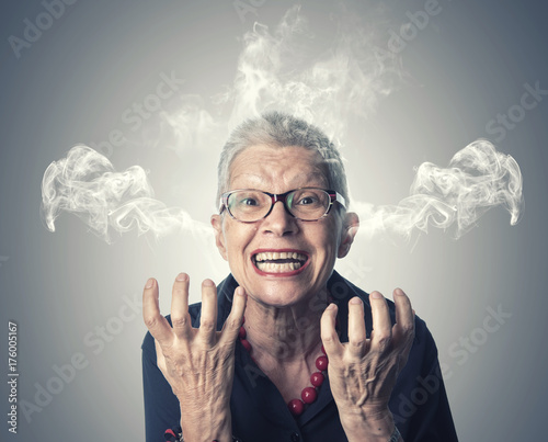 Zdjęcie XXL Wściekła i wściekła starsza pani z dymem wydobywającym się z jej uszu