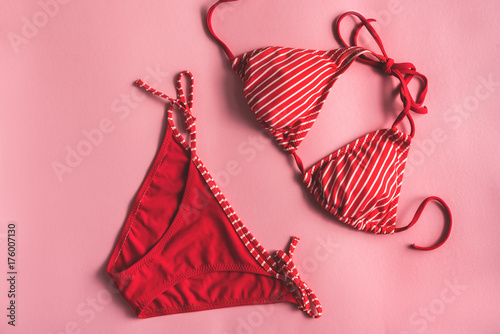 Fotomural Scarlet cloth for swimming on cover