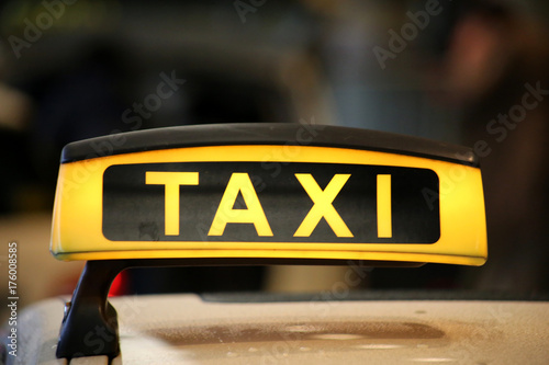 Zdjęcie XXL Taxi znak na samochodu dachu z odbiciem, wąż przy lotniskiem