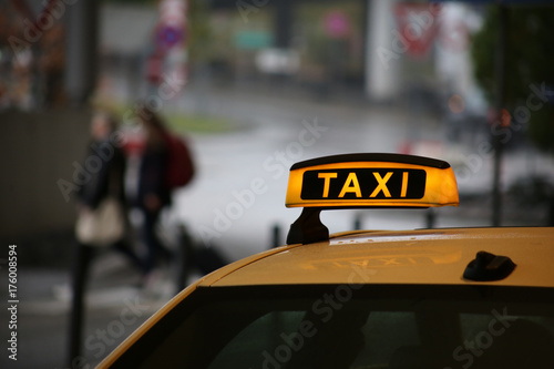 Zdjęcie XXL Taxi znak na samochodu dachu z odbiciem, wąż przy lotniskiem