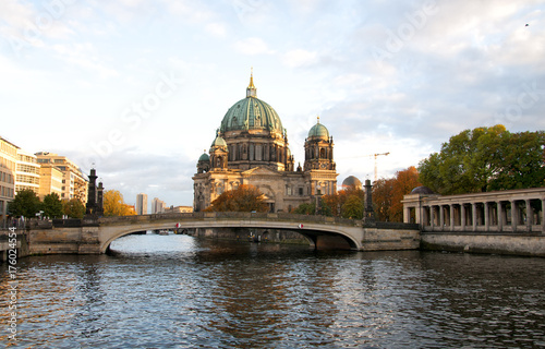 фотография Berliner Dom (Berlin cathedral) over Spree river at sunset