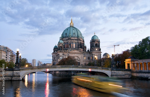 фотография Berliner Dom (Berlin cathedral) over Spree river at night