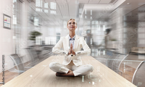 Zdjęcie XXL Biznesowa dama medytuje przy pracą. Różne środki przekazu