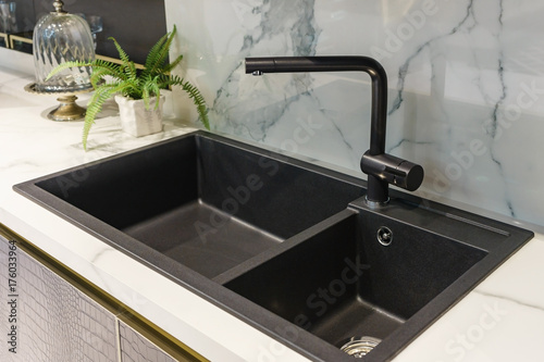 Fotomural Black kitchen sink and Tap water in the kitchen