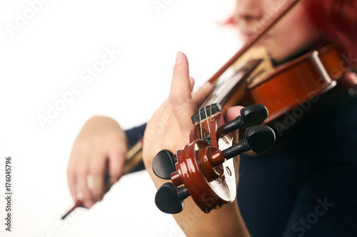 Plakat Młoda kobieta bawić się skrzypce
