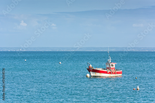 Zdjęcie XXL Jasne błękitne morze i łódka rybaka