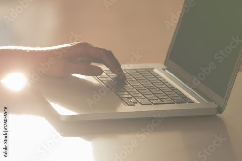 Plakat Męskie ręce za pomocą klawiatury z lap-top. Optyczna ostrość jest na klawiaturze.