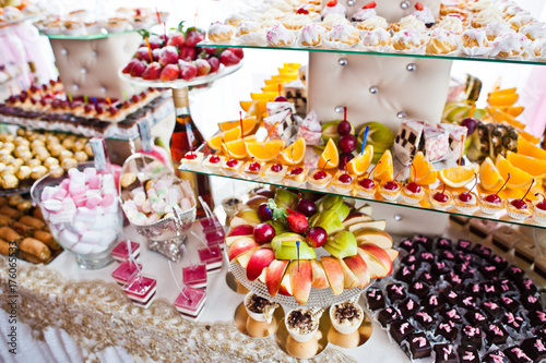 Fotomural Variety of sweet desserts with fruits and alcohol drinks on the wedding banquet
