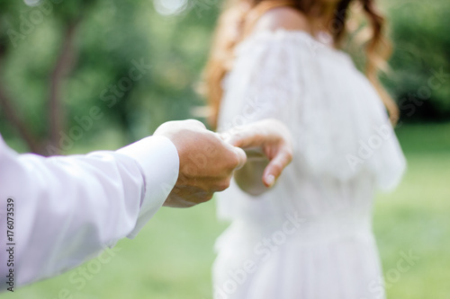 Plakat Miłości i pasi pojęcie - młoda kobieta i mężczyzna trzyma ręki each inny.