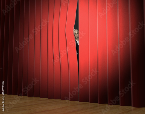 Zdjęcie XXL kobieta patrząc przez zasłony teatru na scenie