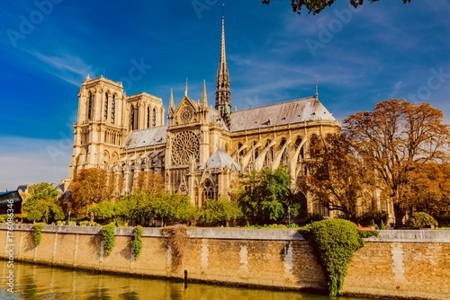 Plakat Notre Dame w Paryżu, jesienią