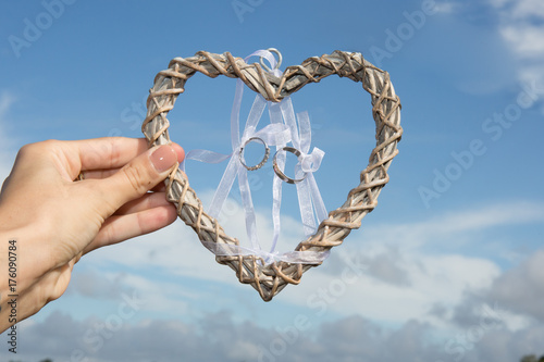 Plakat serce miłość wiszące w jasne niebo w dzień ślubu