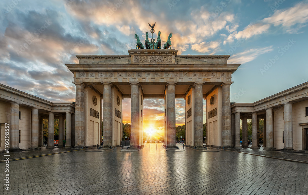 Sonnenuntergang hinter dem Brandenburger Tor in Berlin, Deutschland - obrazy, fototapety, plakaty 