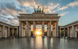 Leinwandbild Motiv Sonnenuntergang hinter dem Brandenburger Tor in Berlin, Deutschland