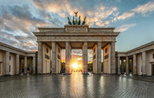 Sonnenuntergang Hinter Dem Brandenburger Tor In Berlin, Deutschland