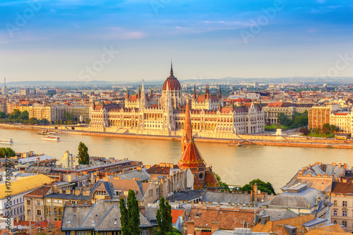 Obraz Dibond Budapest miasta linia horyzontu przy Hungalian parlamentem i Danube rzeką, Budapest, Węgry