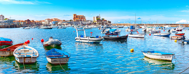 Pueblos costeros de España. Castro Urdiales. Cantabria. pueblo pesquero y embarcadero. Paisaje costero pintoresco en España.Puesta de sol y playas