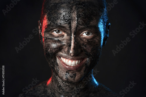 Zdjęcie XXL zabawna kobieta z czarnym brudnym rozmazany makijaż na czarnym tle