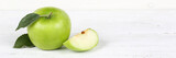Fototapeta Mapy - Apfel grün Obst Frucht Früchte Banner Textfreiraum auf Holzplatte
