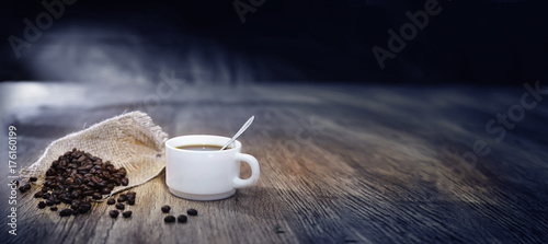 Zdjęcie XXL ziarna kawy z białą filiżanką