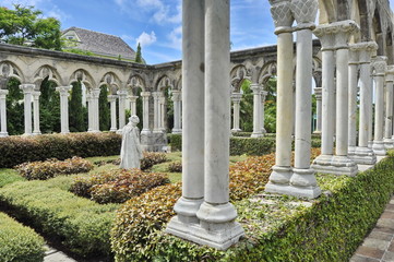 Canvas Print - Columns in Versailles Gardens, Nassau, Bahamas